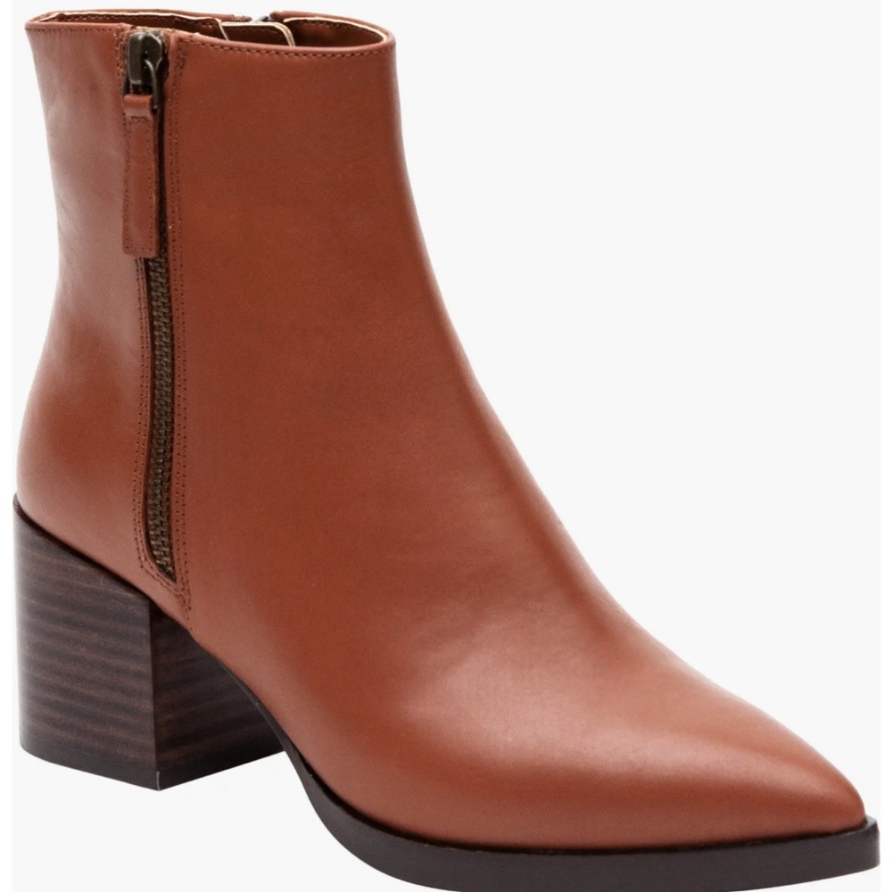 In like new condition brown Linea Paolo cognac brown bootie size 8M